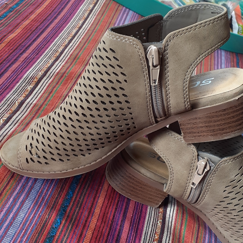 Girls heeled open front/back slip on boots size 2